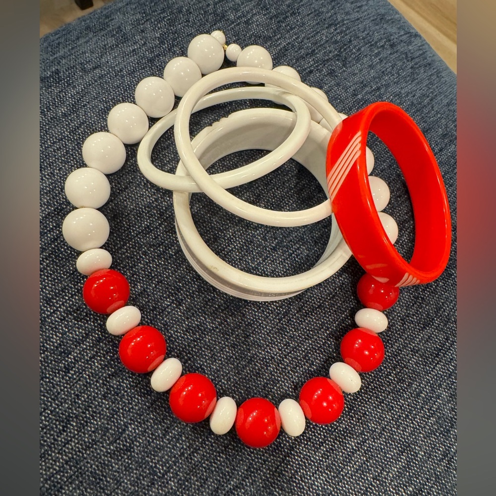 Lot of vintage jewelry